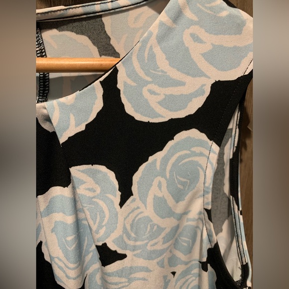 SIZE LARGE Jones New York® Blue & Black Floral Sleeveless Pleat-Neck Blouse - Picture 4 of 6